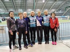 Päivi, Tarja, Kyösti, Leena, Mervi Lieksasta, Ritva ja Eeva Suomussalmelta SM-hallien tunnelmissa ensimmäisen kilpailupäivän jälkeen.